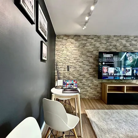 Apartment Neon 3 Silence Metro Wifi 85'tv Netflix Hbo Warsaw