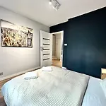 Apartment Neon 3 Silence Metro Wifi 85'tv Netflix Hbo *