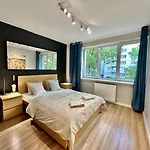 Neon 3 Silence Metro Wifi 85'tv Netflix Hbo Apartment Warschau