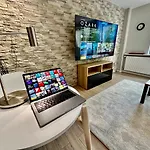 Neon 3 Silence Metro Wifi 85'tv Netflix Hbo Warschau