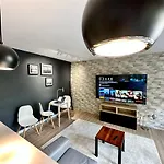 Neon 3 Silence Metro Wifi 85'tv Netflix Hbo Apartment Warschau