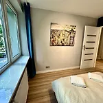 Neon 3 Silence Metro Wifi 85'tv Netflix Hbo Apartment Warschau
