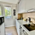 Apartment Neon 3 Silence Metro Wifi 85'tv Netflix Hbo *